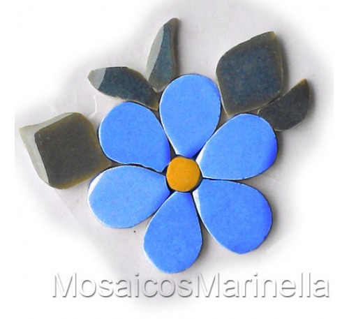 Flor azul hortência com pétalas redondas e folhas