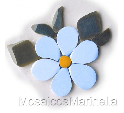 Flor azul claro com pétalas redondas e folhas